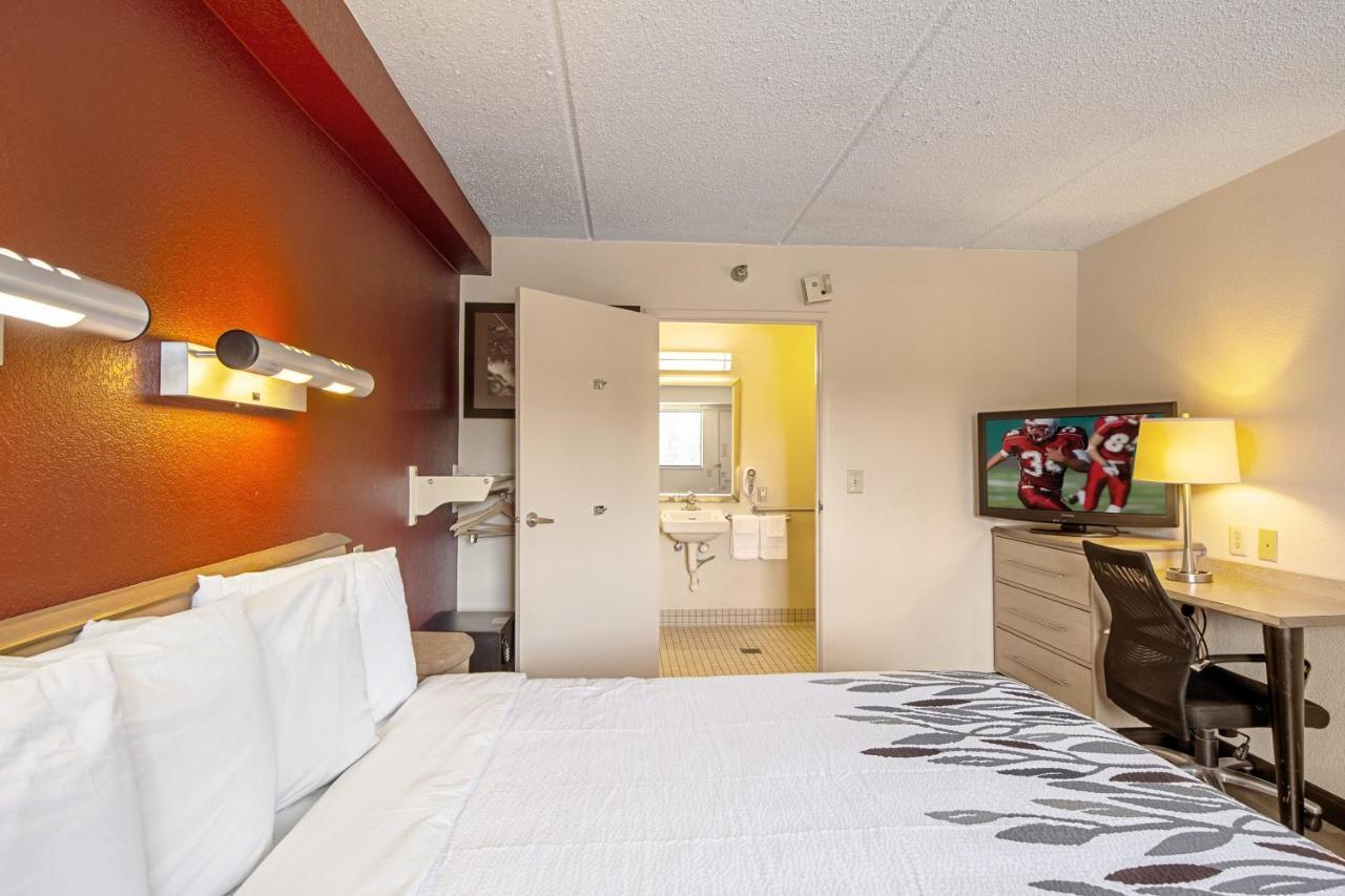 Red Roof Inn Fairmont Bagian luar foto