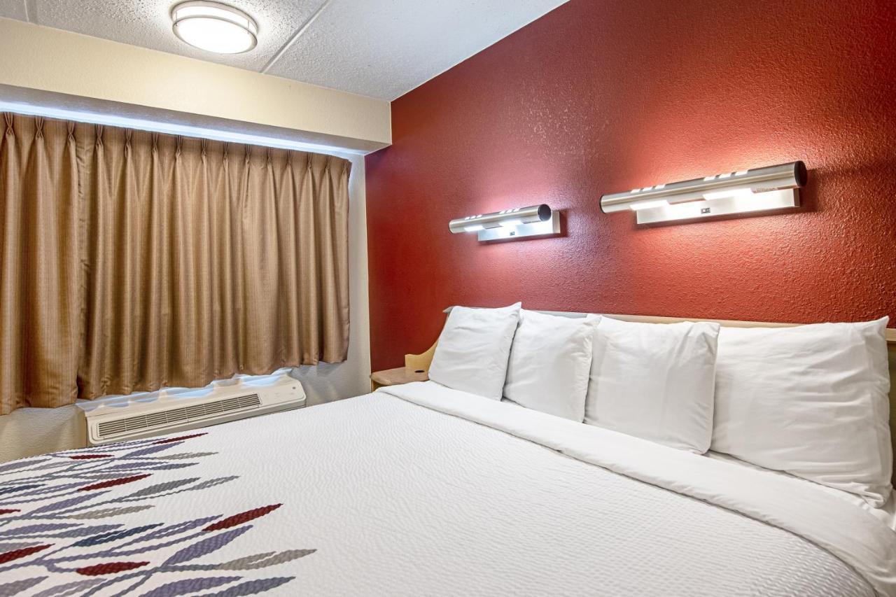 Red Roof Inn Fairmont Bagian luar foto