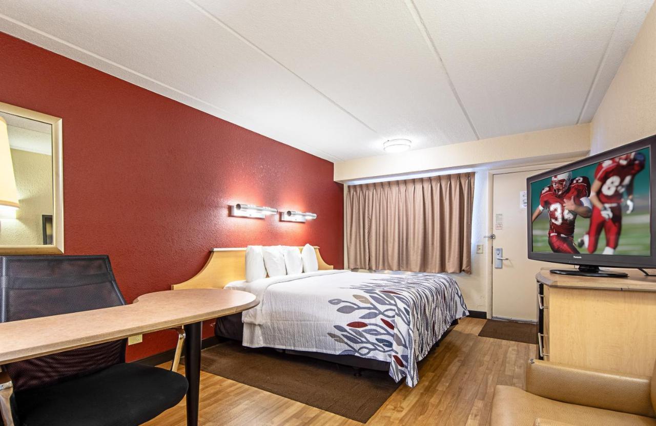 Red Roof Inn Fairmont Bagian luar foto