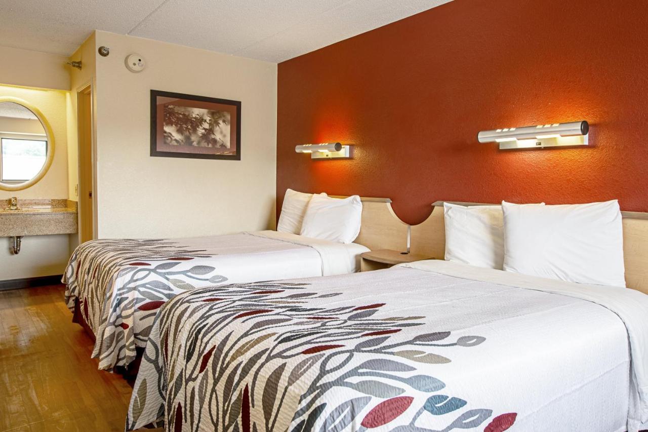 Red Roof Inn Fairmont Bagian luar foto