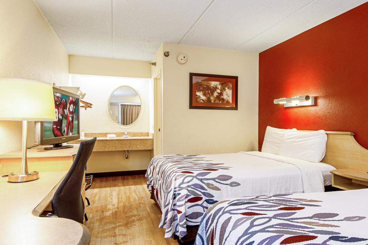 Red Roof Inn Fairmont Bagian luar foto