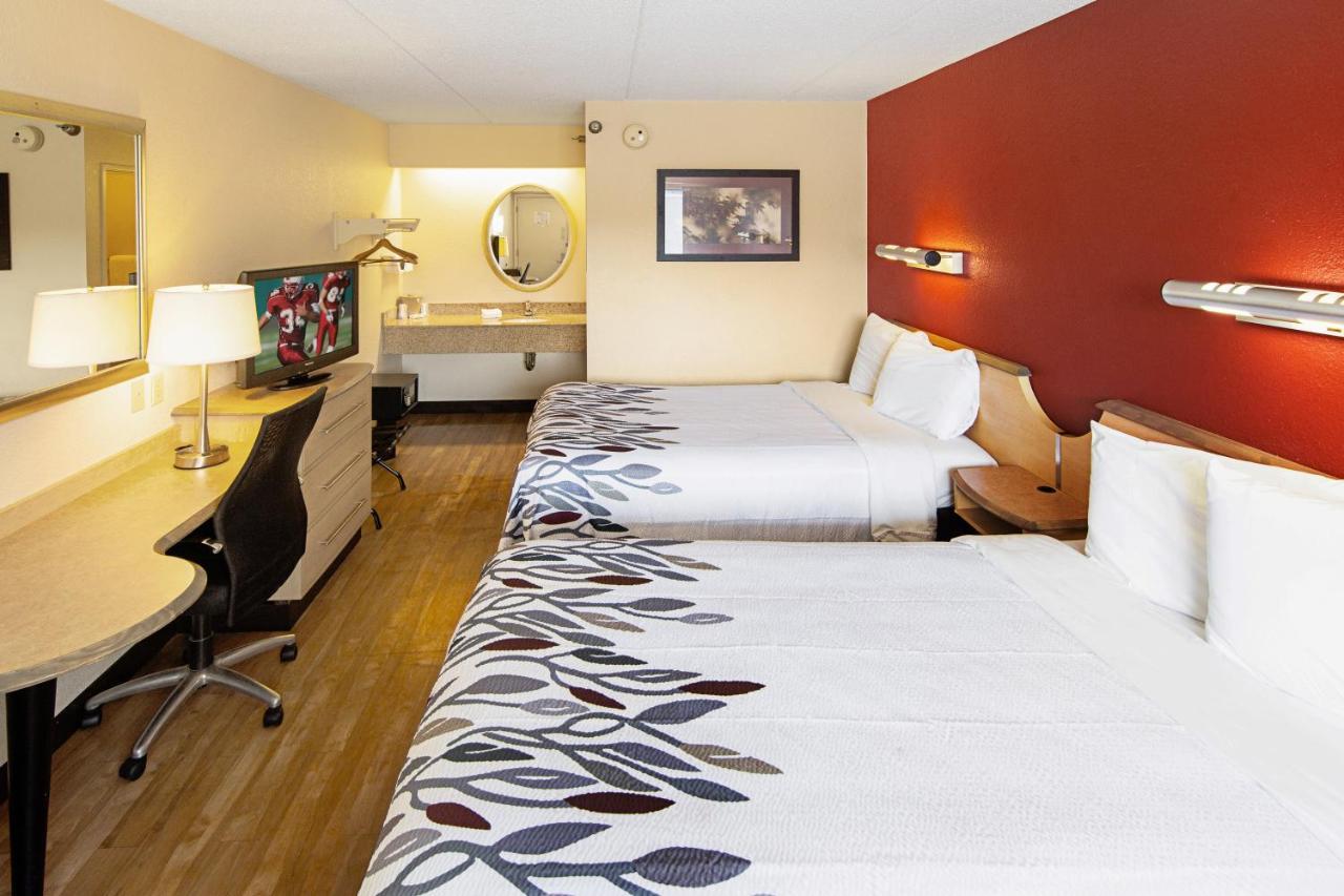 Red Roof Inn Fairmont Bagian luar foto