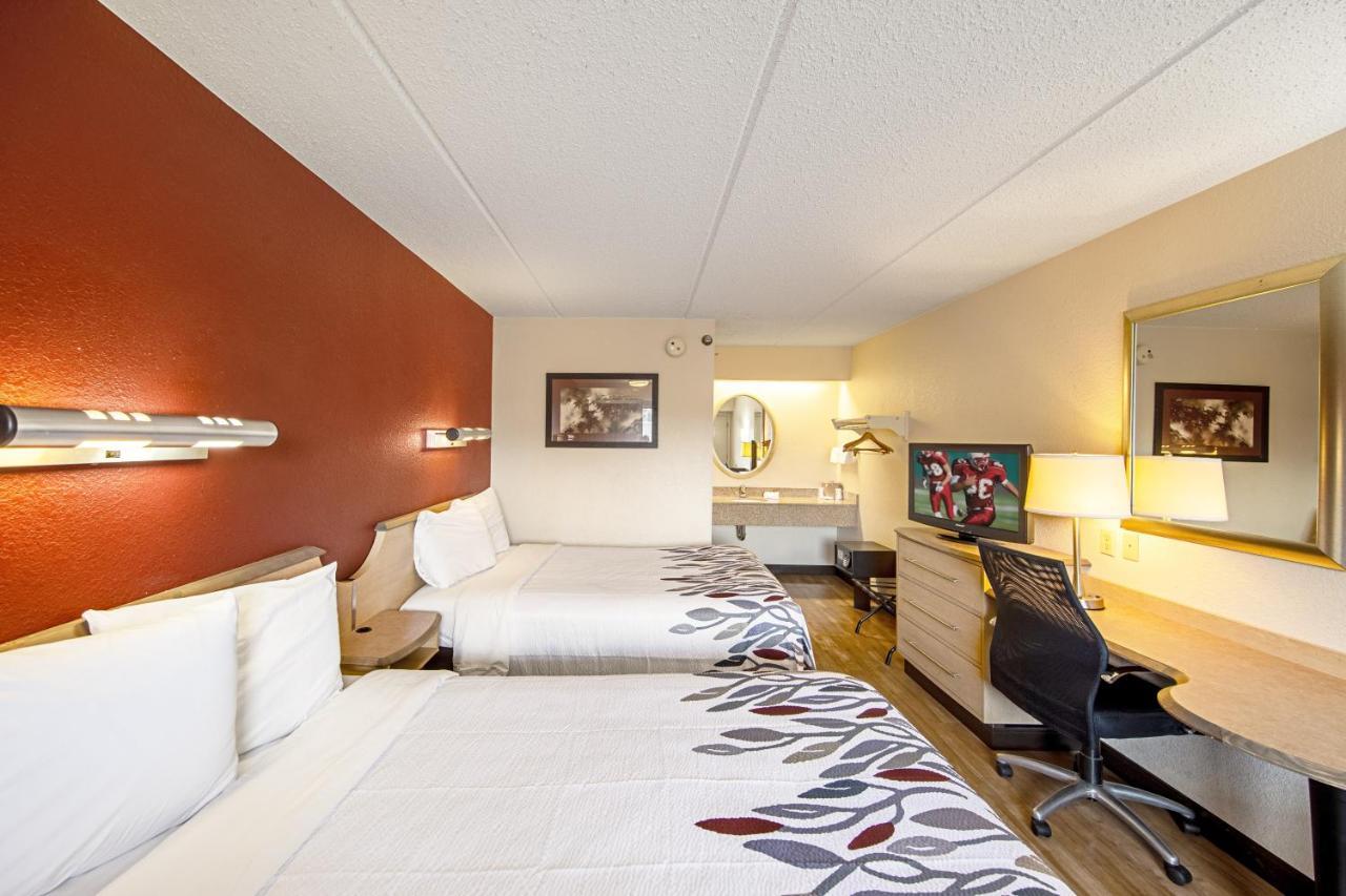 Red Roof Inn Fairmont Bagian luar foto