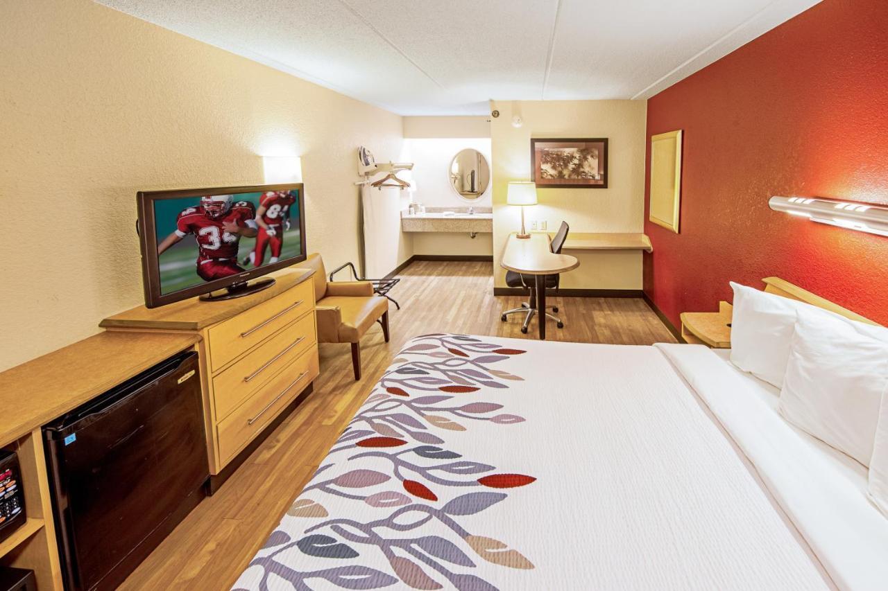 Red Roof Inn Fairmont Bagian luar foto