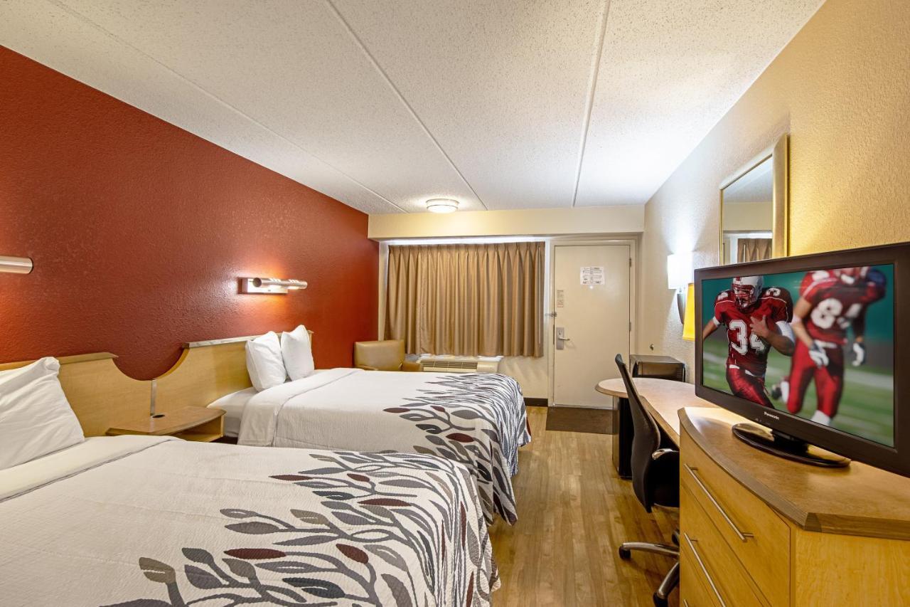 Red Roof Inn Fairmont Bagian luar foto