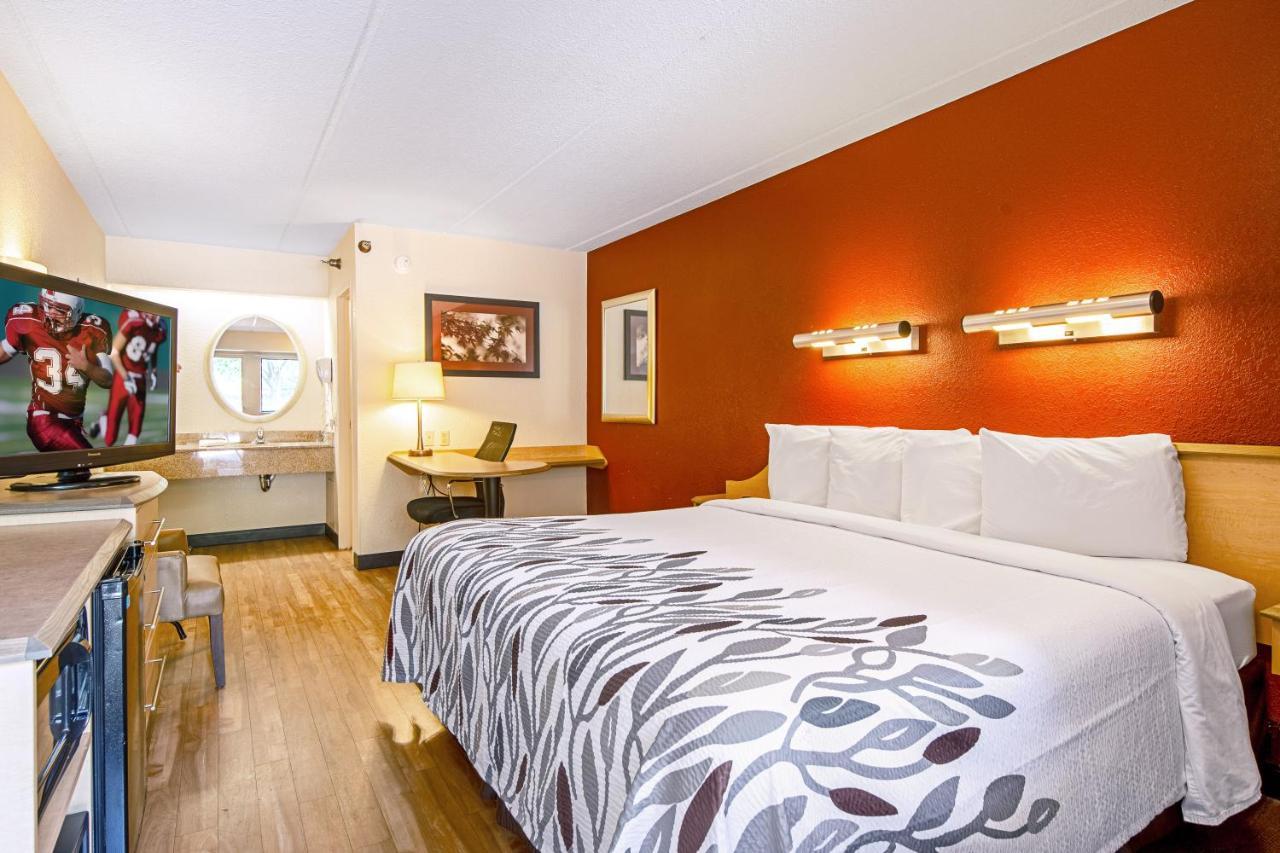 Red Roof Inn Fairmont Bagian luar foto