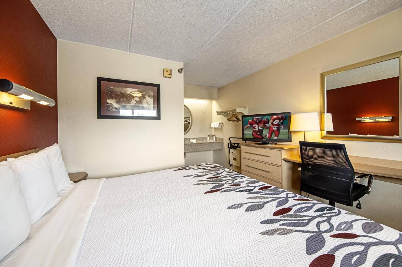 Red Roof Inn Fairmont Bagian luar foto