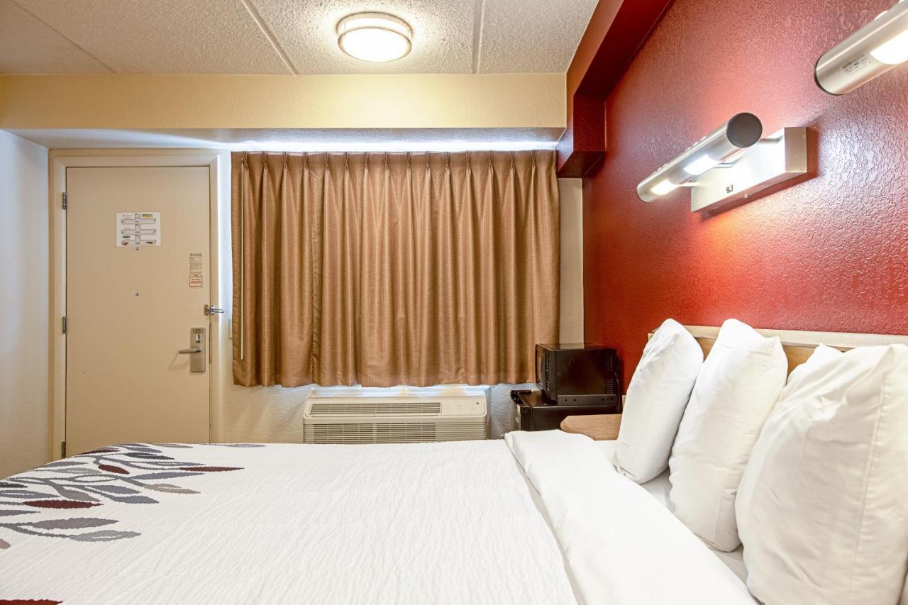 Red Roof Inn Fairmont Bagian luar foto