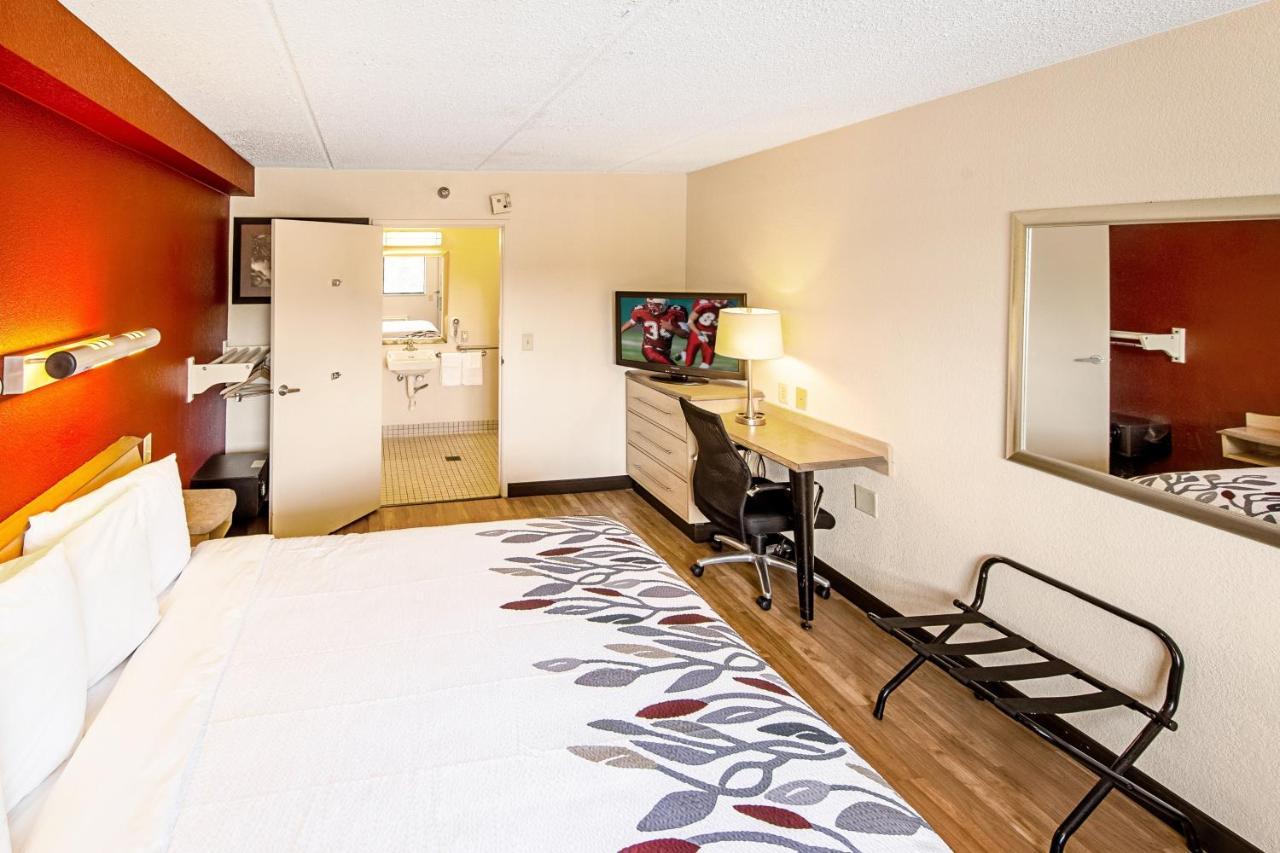 Red Roof Inn Fairmont Bagian luar foto