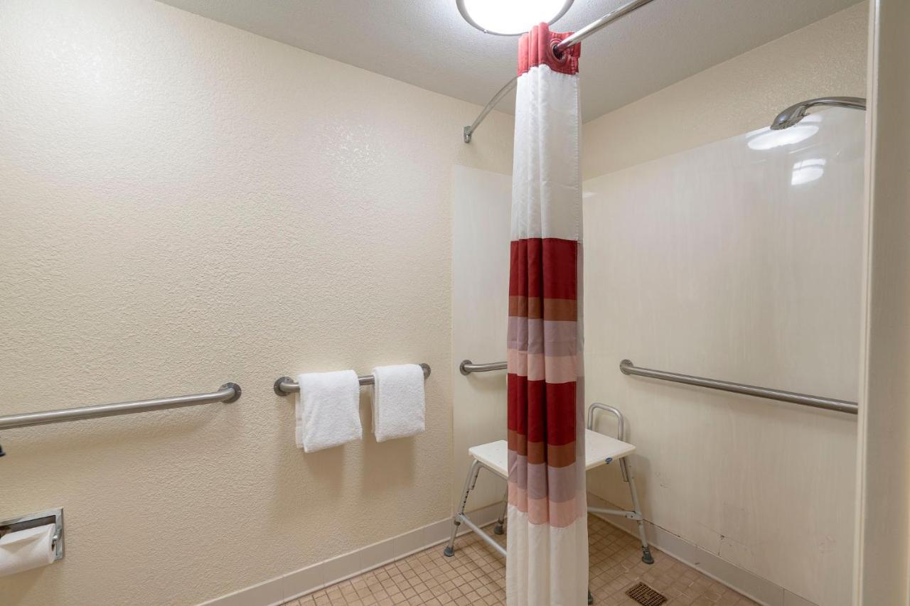 Red Roof Inn Fairmont Bagian luar foto