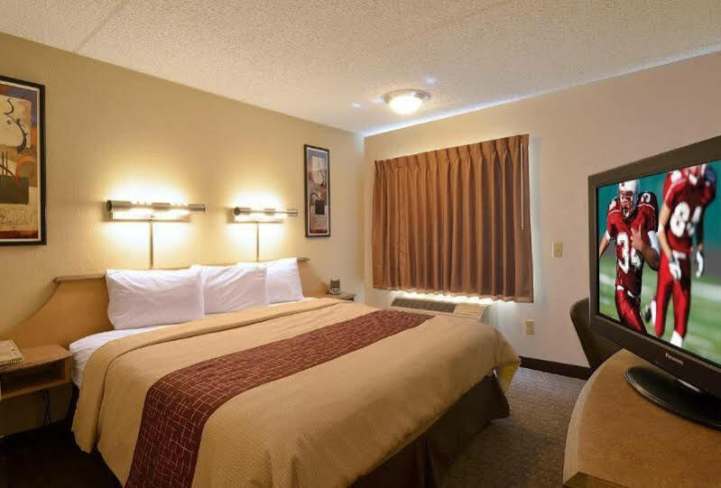 Red Roof Inn Fairmont Bagian luar foto