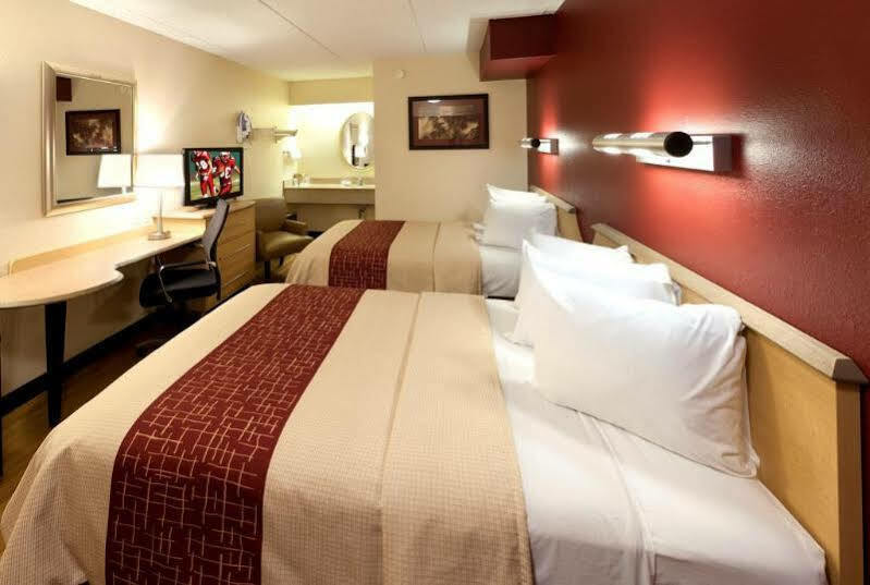 Red Roof Inn Fairmont Bagian luar foto