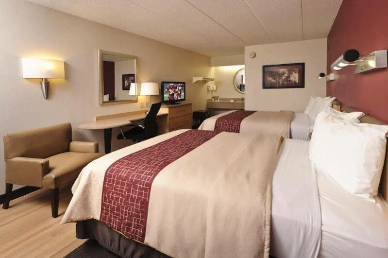 Red Roof Inn Fairmont Bagian luar foto