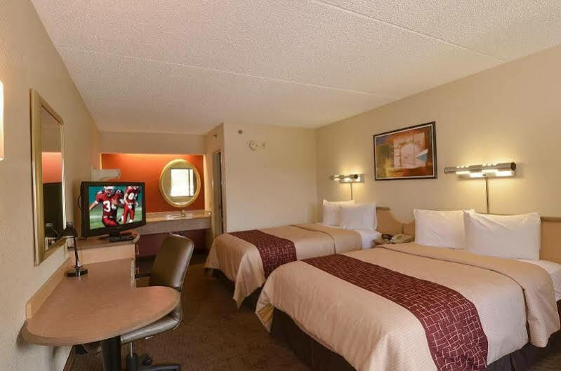 Red Roof Inn Fairmont Bagian luar foto