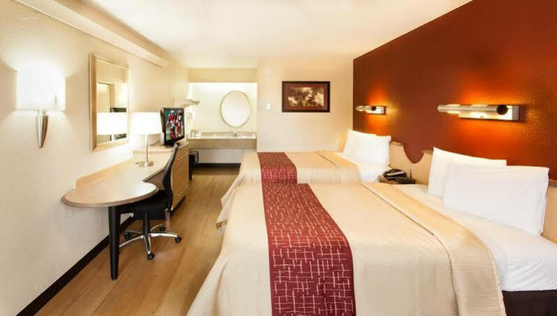 Red Roof Inn Fairmont Bagian luar foto